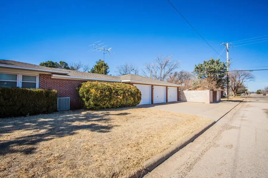 1100 W Lubbock Street, Slaton, TX 79364 - #2