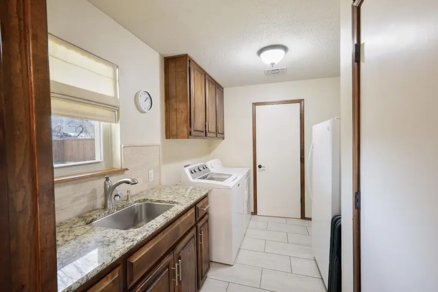 208 N Navasota Drive, Plainview, TX 79072 - #2