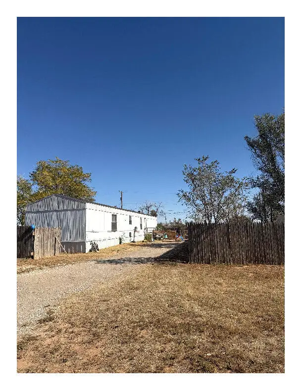 202 Oak Street, Levelland, TX 79336 - #3