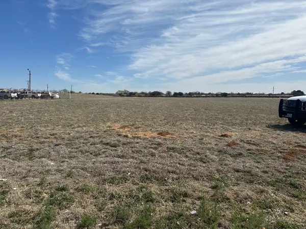 1717 West Avenue, Levelland, TX 79336