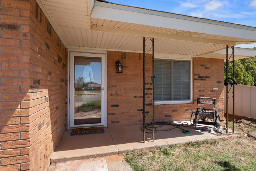206 W 7th Street, Sundown, TX 79372 - #2