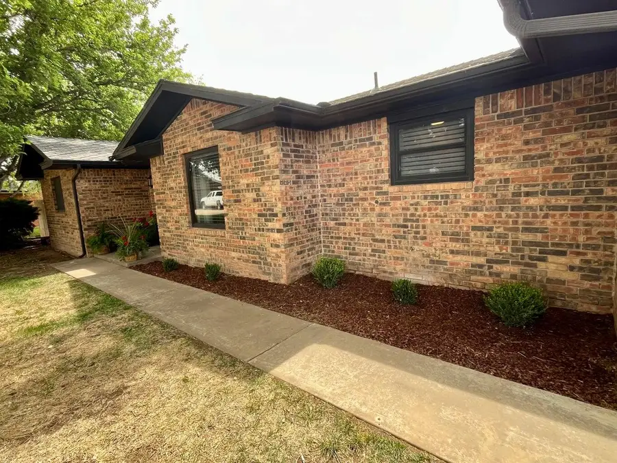 206 S Garland Street, Plainview, TX 79072 - #2