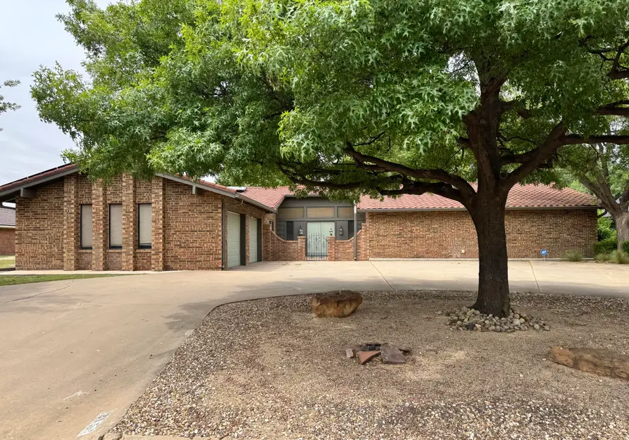 215 Lometa Drive, Plainview, TX 79072 - #2