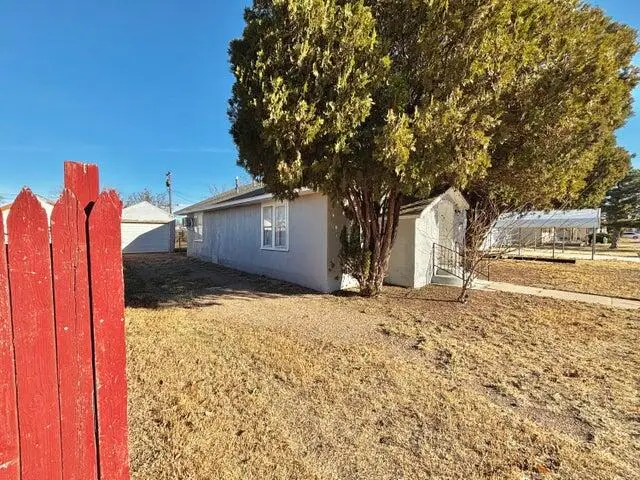 420 W Lynn Street, Slaton, TX 79364 - #2