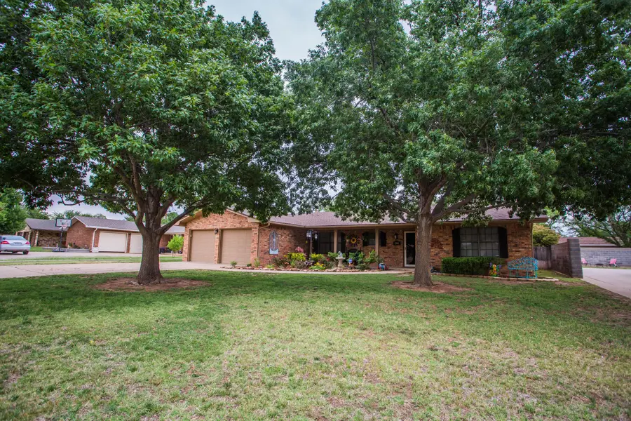 1304 Jefferson Drive, Plainview, TX 79072 - #2