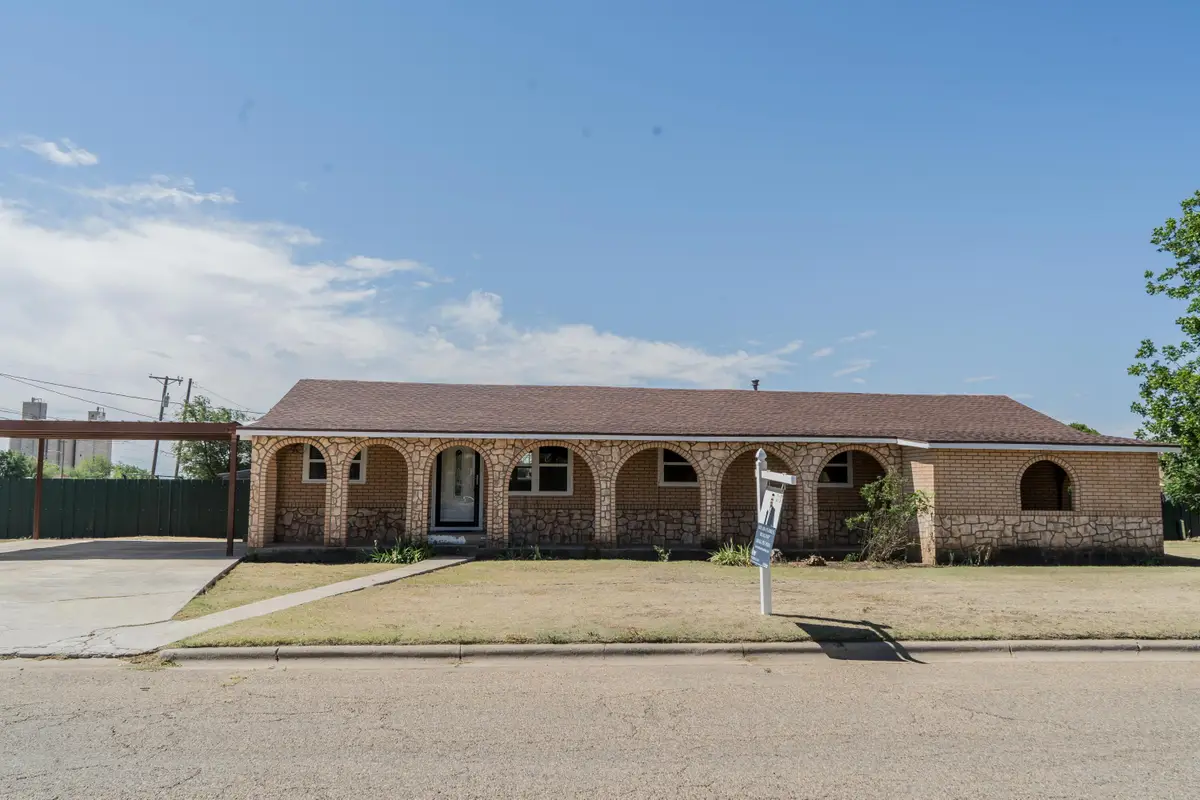 402 E 9th Street, Plainview, TX 79072 - #1