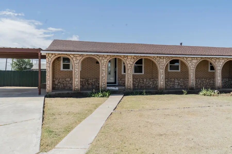 402 E 9th Street, Plainview, TX 79072 - #2