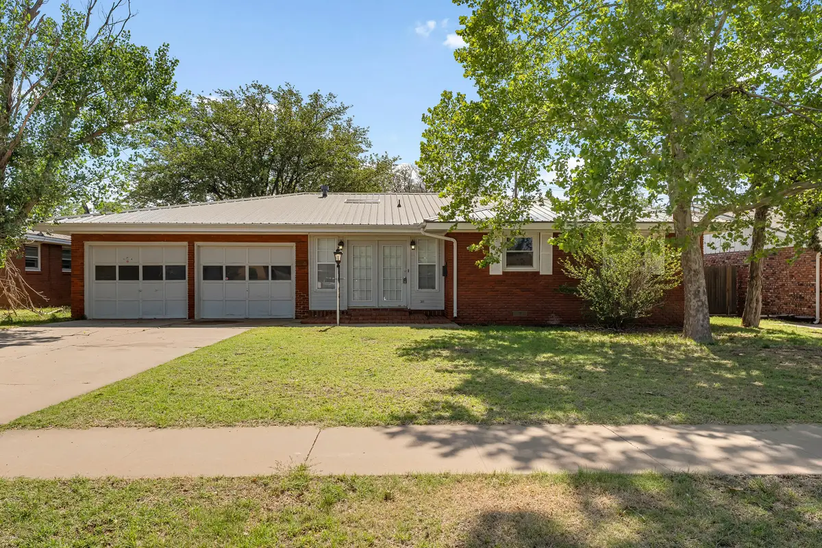 1204 Ennis Street, Plainview, TX 79072 - #1