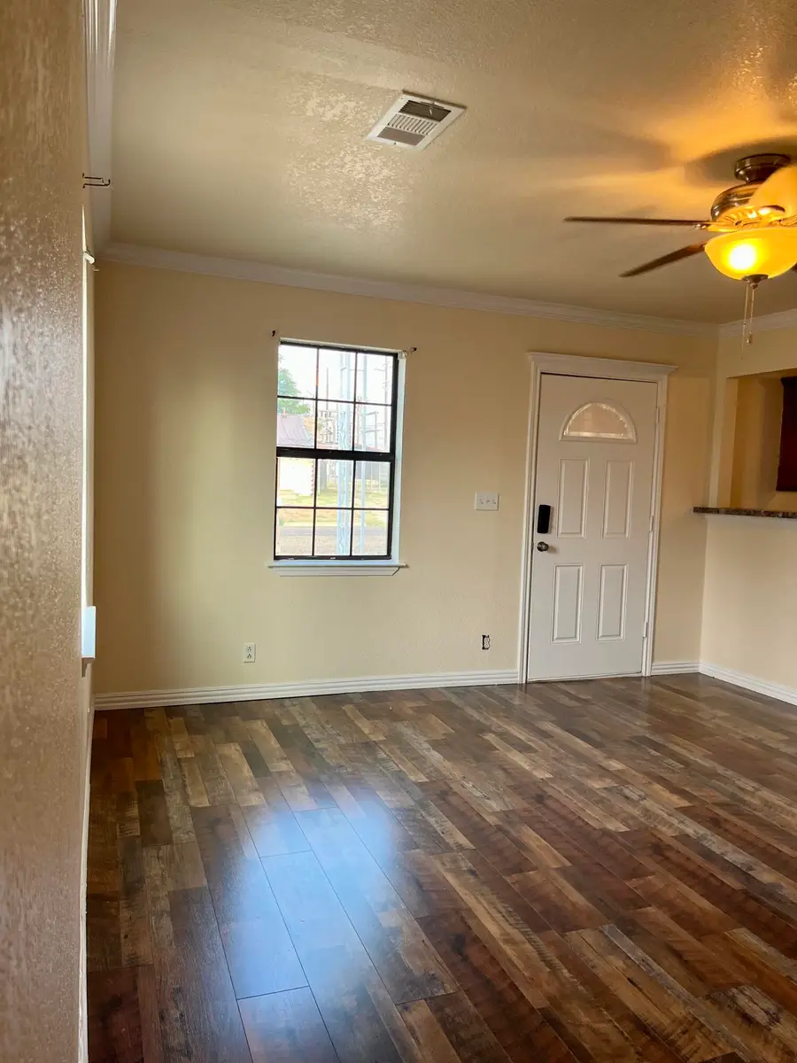 303 Avenue F, Levelland, TX 79336 - #2