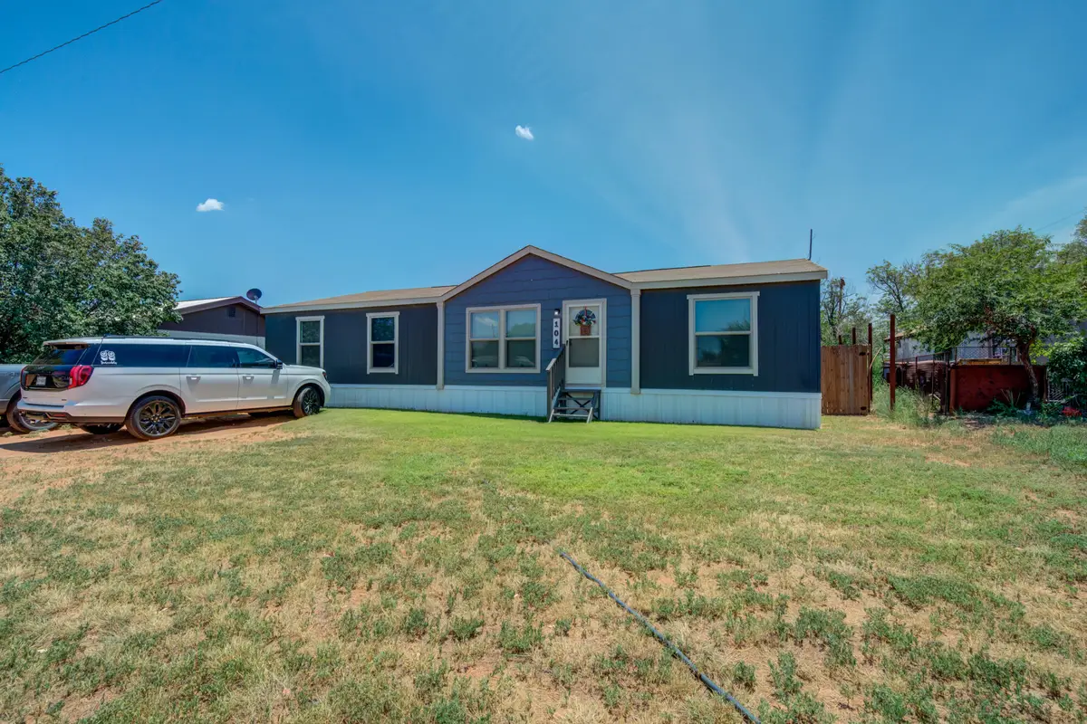 104 E Cragin Street, Sundown, TX 79372 - #1