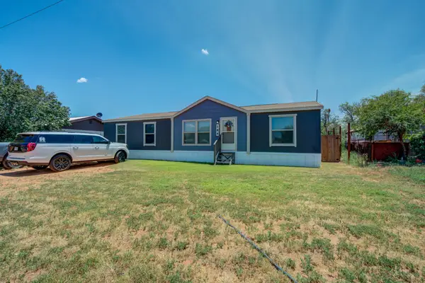 104 E Cragin Street, Sundown, TX 79372