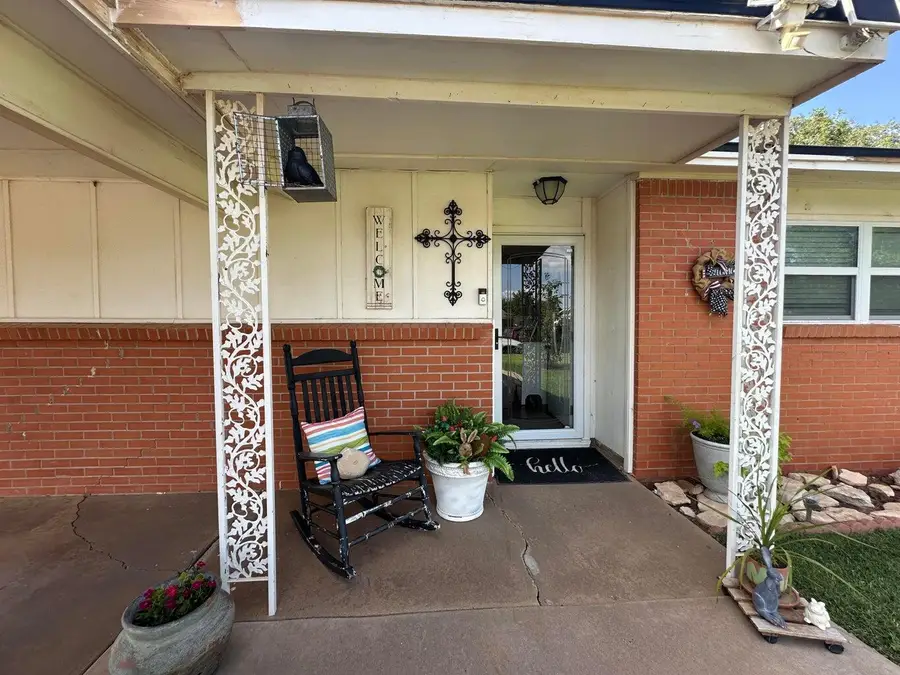 516 W 1st Street, Hale Center, TX 79041 - #2