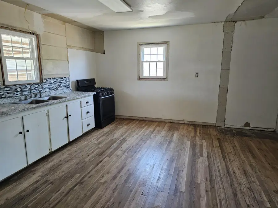 112 Holly Street, Levelland, TX 79336 - #3