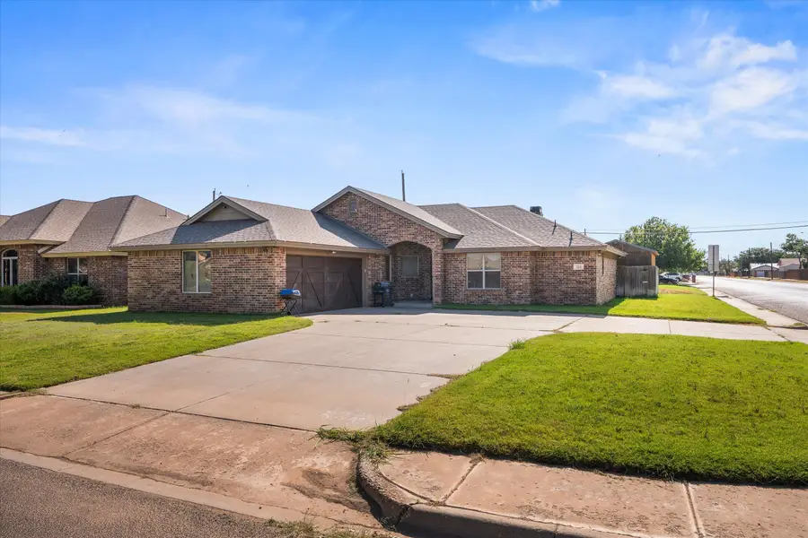 102 Gary Avenue, Levelland, TX 79336 - #2