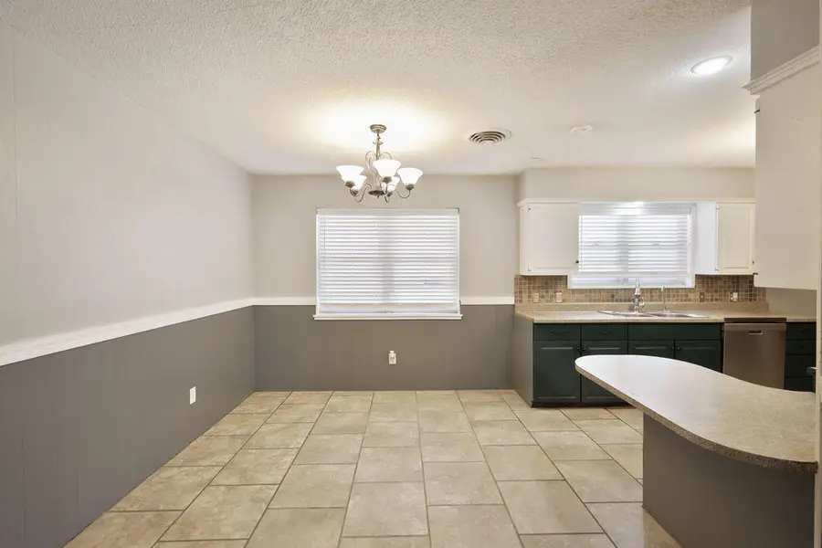 812 Holliday Street, Plainview, TX 79072 - #2