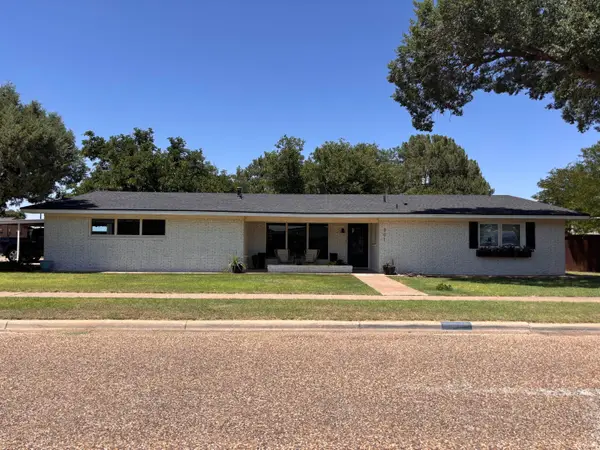 901 2nd Street, Plains, TX 79355