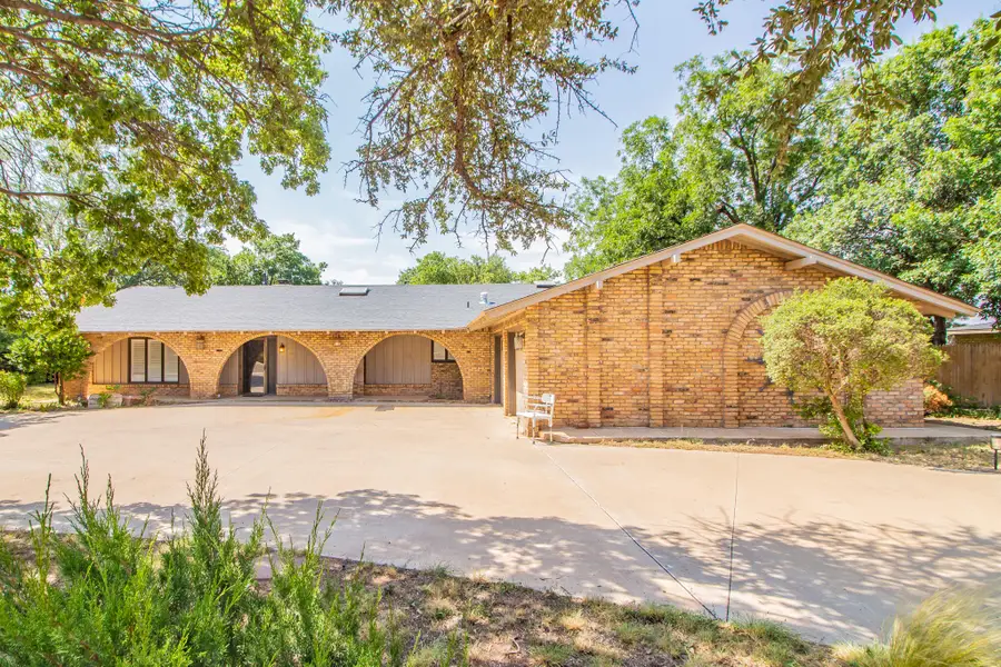 905 W Mississippi Street, Floydada, TX 79235 - #2