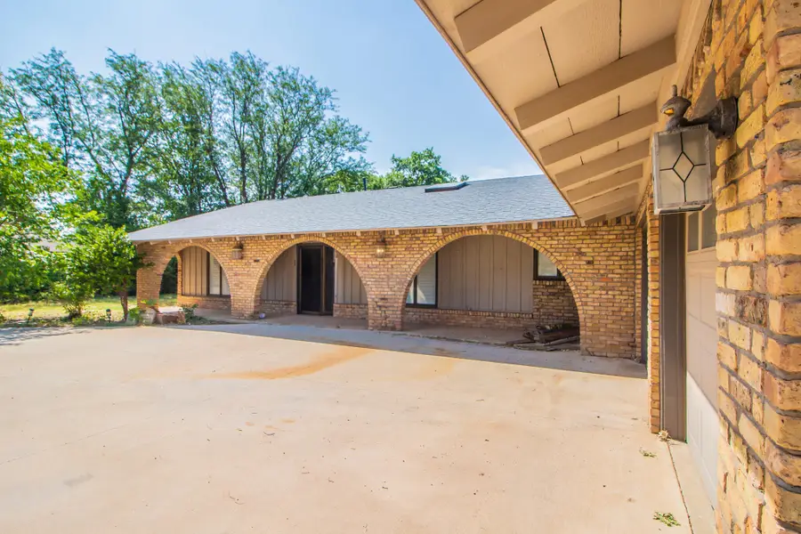 905 W Mississippi Street, Floydada, TX 79235 - #3