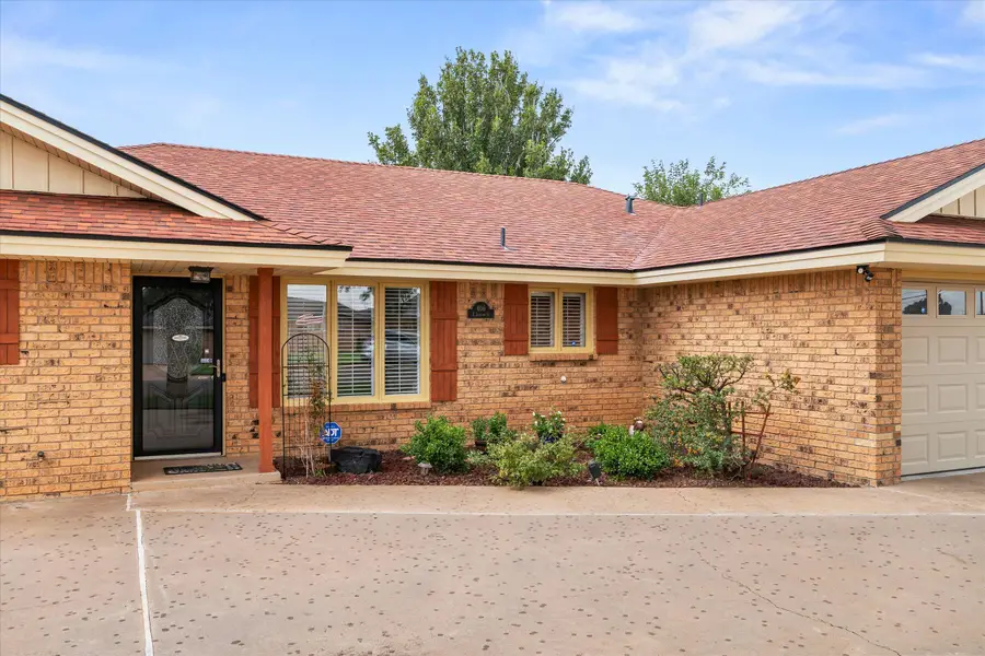 406 E Jackson Street, Levelland, TX 79336 - #2
