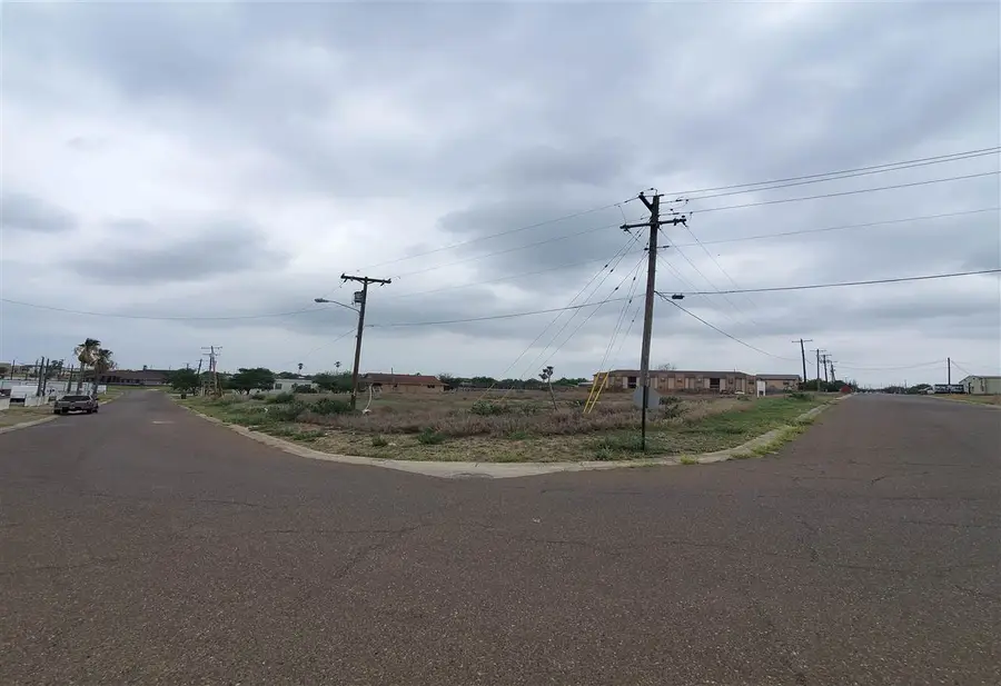 203 Madison Ave., Zapata, TX 78076 - #2
