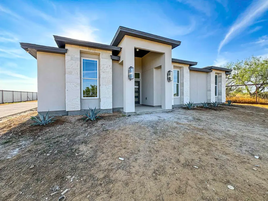 134 Riverside Dr, Zapata, TX 78076 - #2