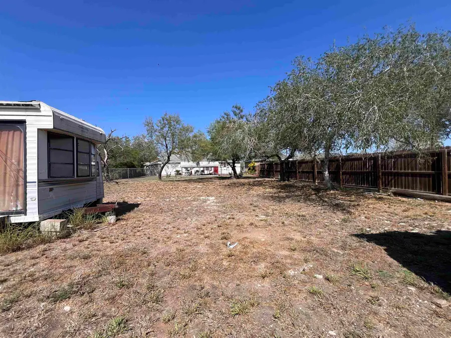 615 Railroad Dr, Benavides, TX 78341 - Image #2