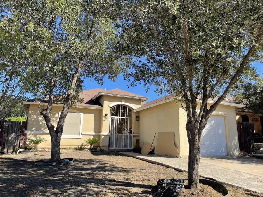 823 Witherspoon Lp, Laredo, TX 78046-8822 - Image #2