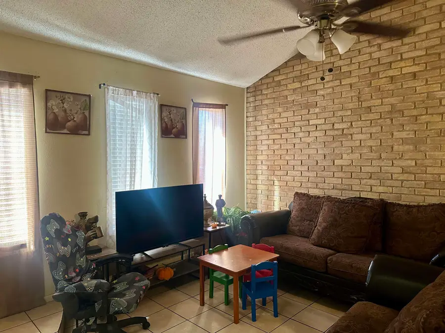 1414 E Hillside Rd, Laredo, TX 78041 - Image #2
