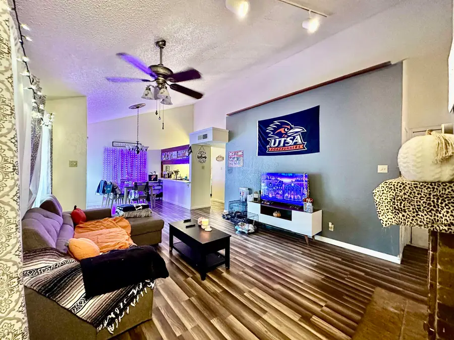 8633 Datapoint Dr, San Antonio, TX 78229 - Image #2