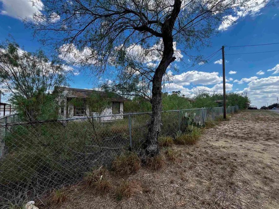 236 Lozano Rd, Zapata, TX 78076 - Image #3