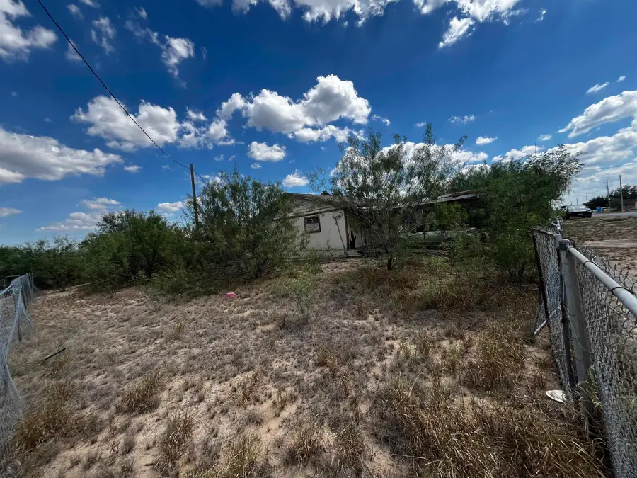 240 Lozano Rd, Zapata, TX 78076 - Image #2