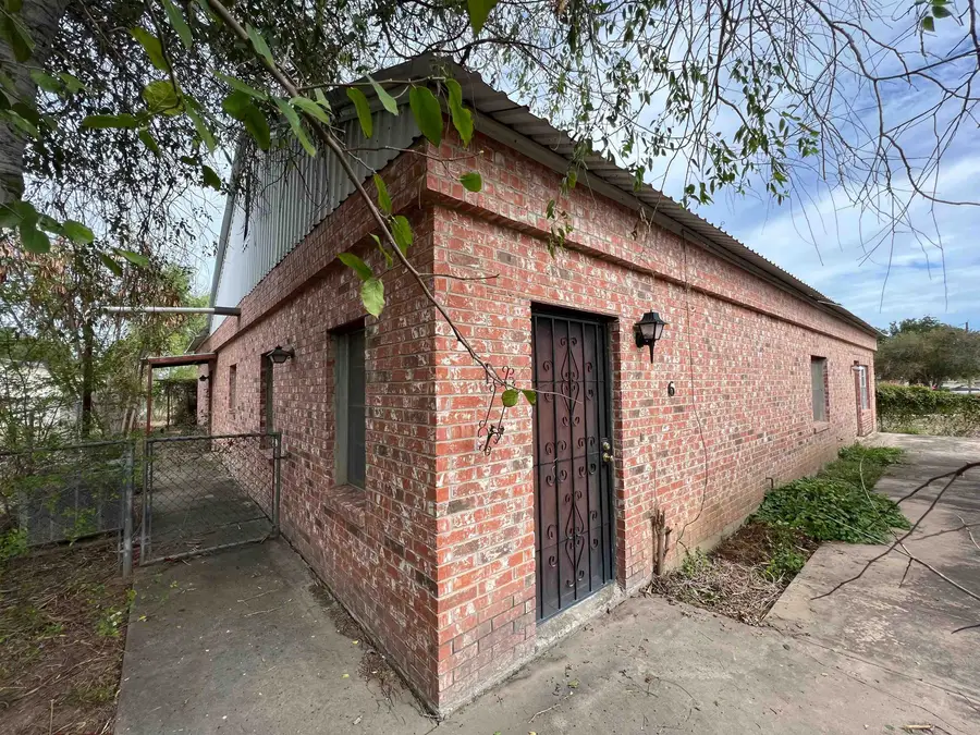 1406 Alamo St, Zapata, TX 78076 - Image #3