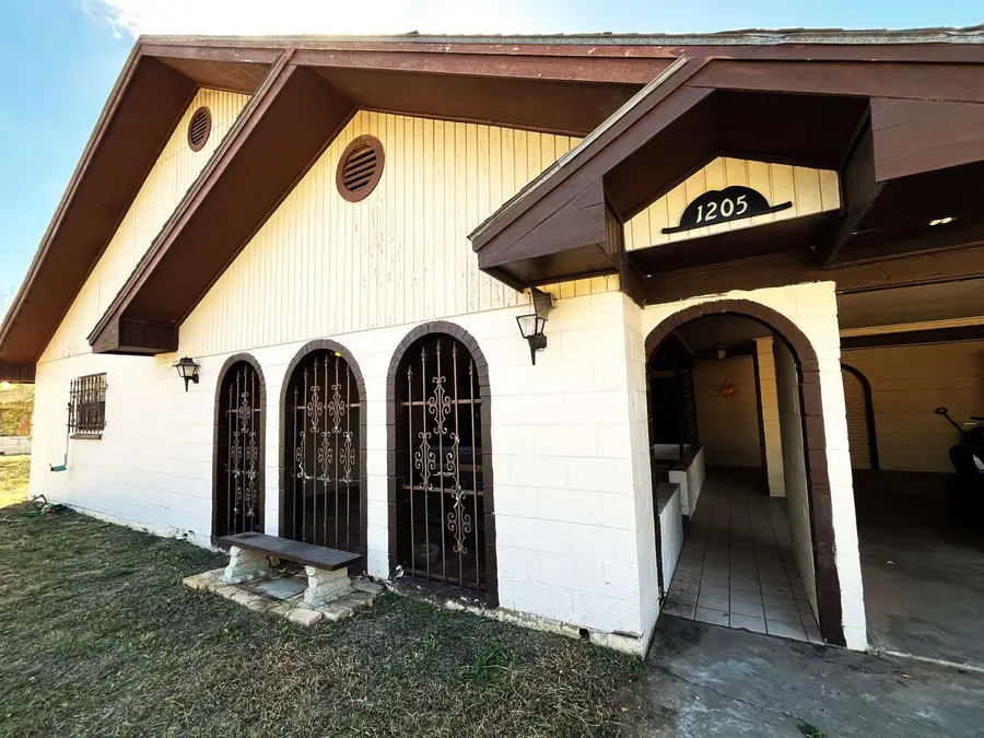 1205 W Harald, Hebbronville, TX 78361-2313 - Image #3