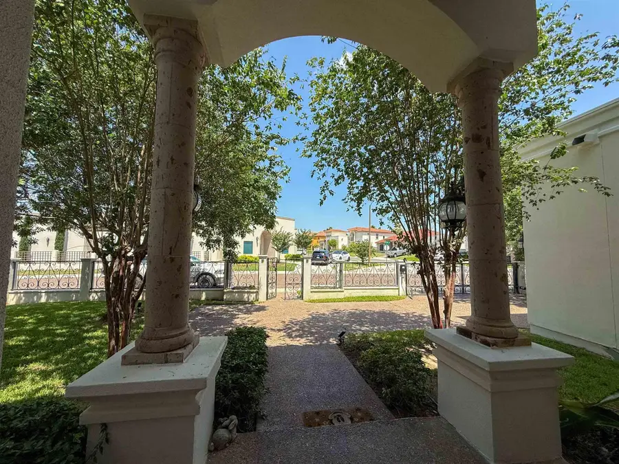 328 Lake Powell Dr, Laredo, TX 78043 - Image #2