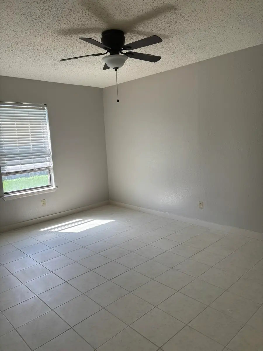 213 S Dakota St S, Laredo, TX 78041 - Image #2