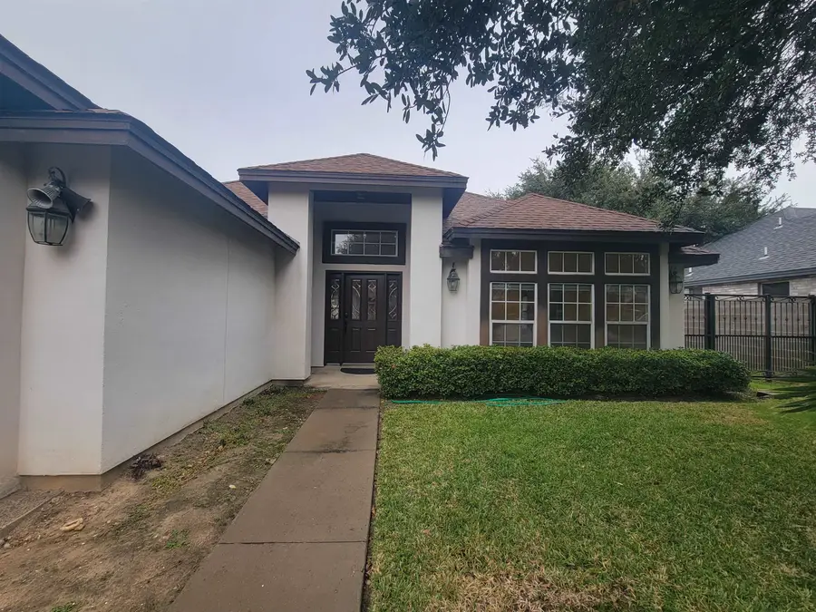 2012 Dona Luz Dr, Laredo, TX 78045 - Image #2