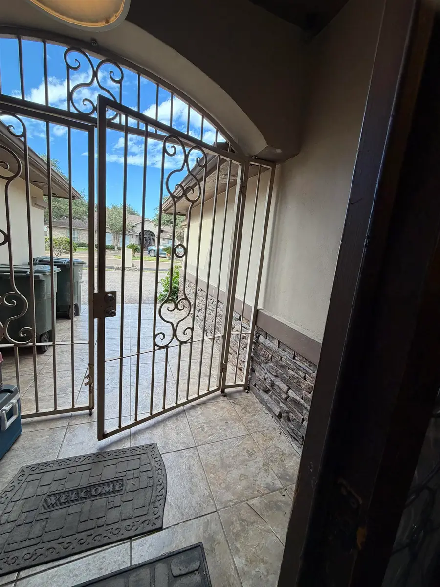 301 Esperanza Dr, Laredo, TX 78041 - Image #3