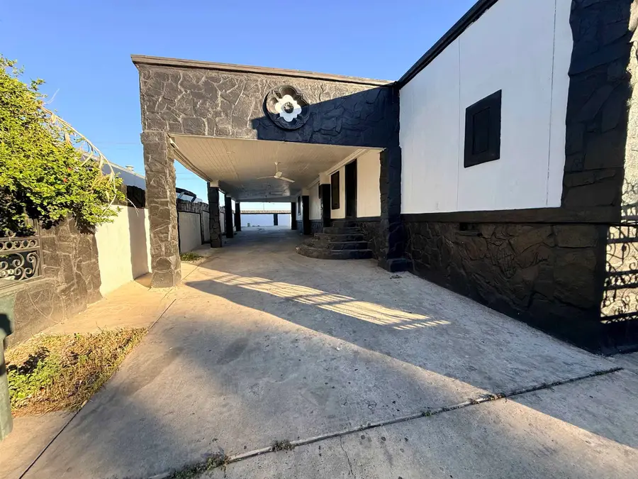 617 Hortensia Ln, Laredo, TX 78046 - Image #3