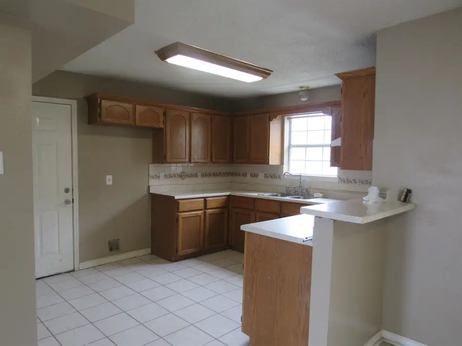 811 Wolf Creek Dr, Laredo, TX 78045 - Image #2