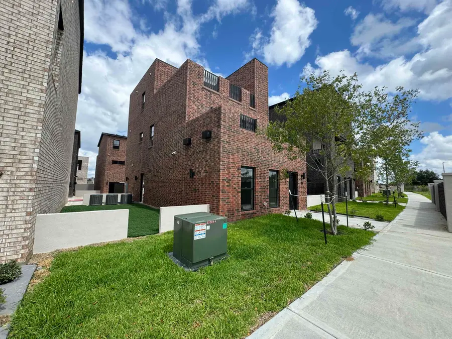 210 Veracruz Dr., Laredo, TX 78045 - Image #2