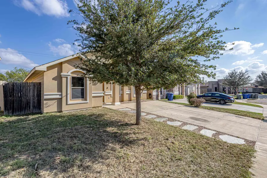5819 Saint Sylvia Lp, Laredo, TX 78046 - Image #2
