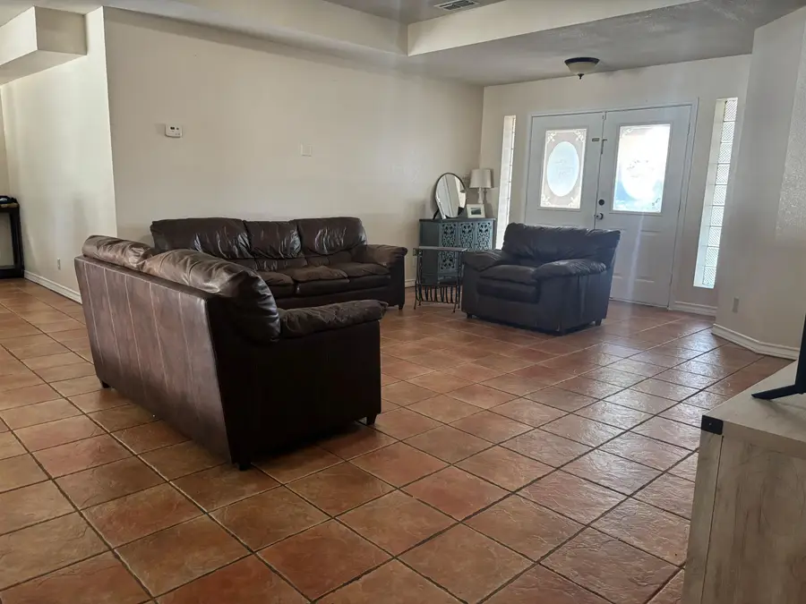 1304 Hunters View Cir, Laredo, TX 78045 - Image #2