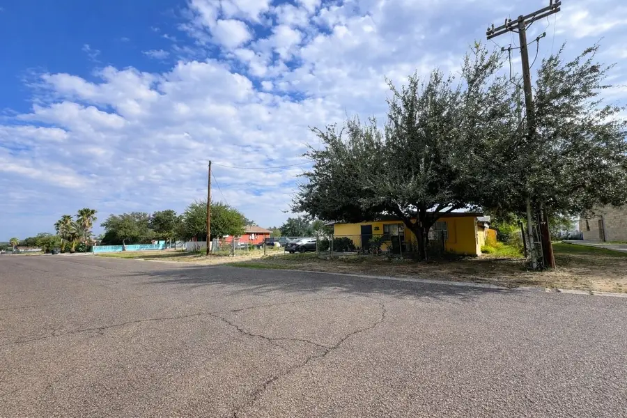 509 B Glenn St, Zapata, TX 78076 - Image #3