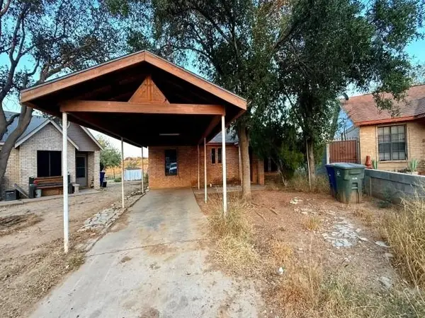 1001 N Lost Creek Lp, Laredo, TX 78046