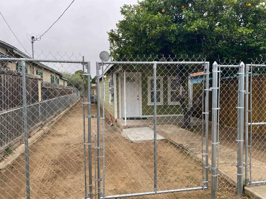 305 W Ash St, Laredo, TX 78040 - Image #2