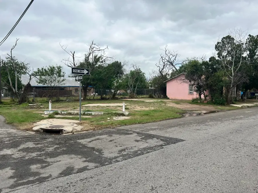 610 Santa Cleotilde Ave, Laredo, TX 78040 - #2
