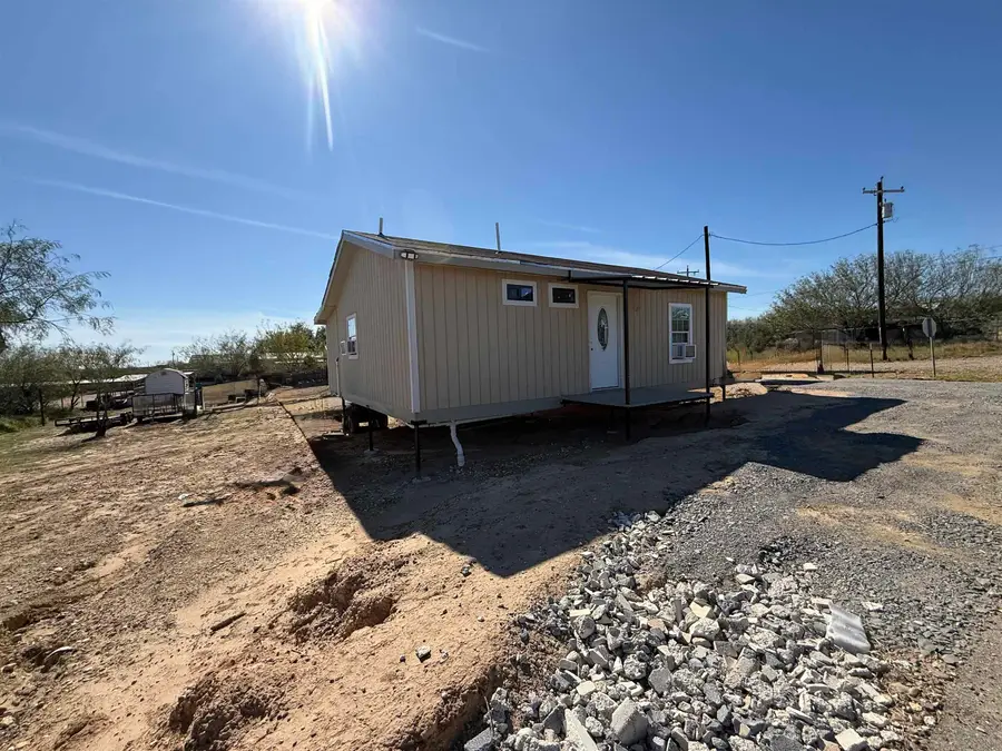 301 Water St, Zapata, TX 78076 - #3