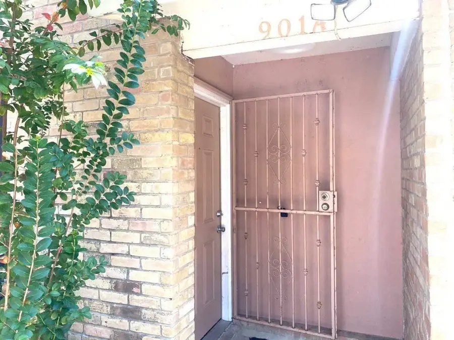 901 A Castle Heights Dr, Laredo, TX 78041-5930 - #2