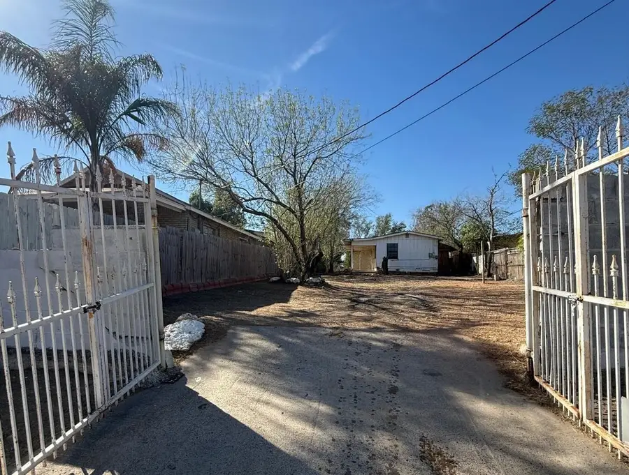 206 S Tapeyste Ave, Laredo, TX 78046 - #2