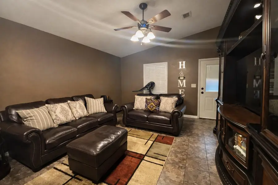 174 E Park Dr, Zapata, TX 78076 - #3